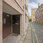 Joivy Modern 1 Bed Flat In West End, Close To Princes Gardens