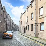 Joivy Modern 1 Bed Flat In West End, Close To Princes Gardens